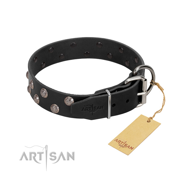 Comfortable leather dog collar for reliable handling